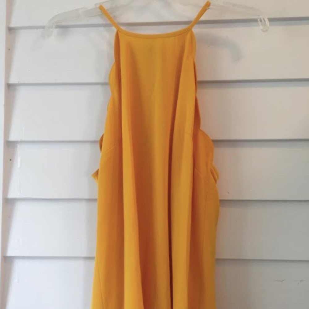 BRAND NEW medium yellow tank with scallops